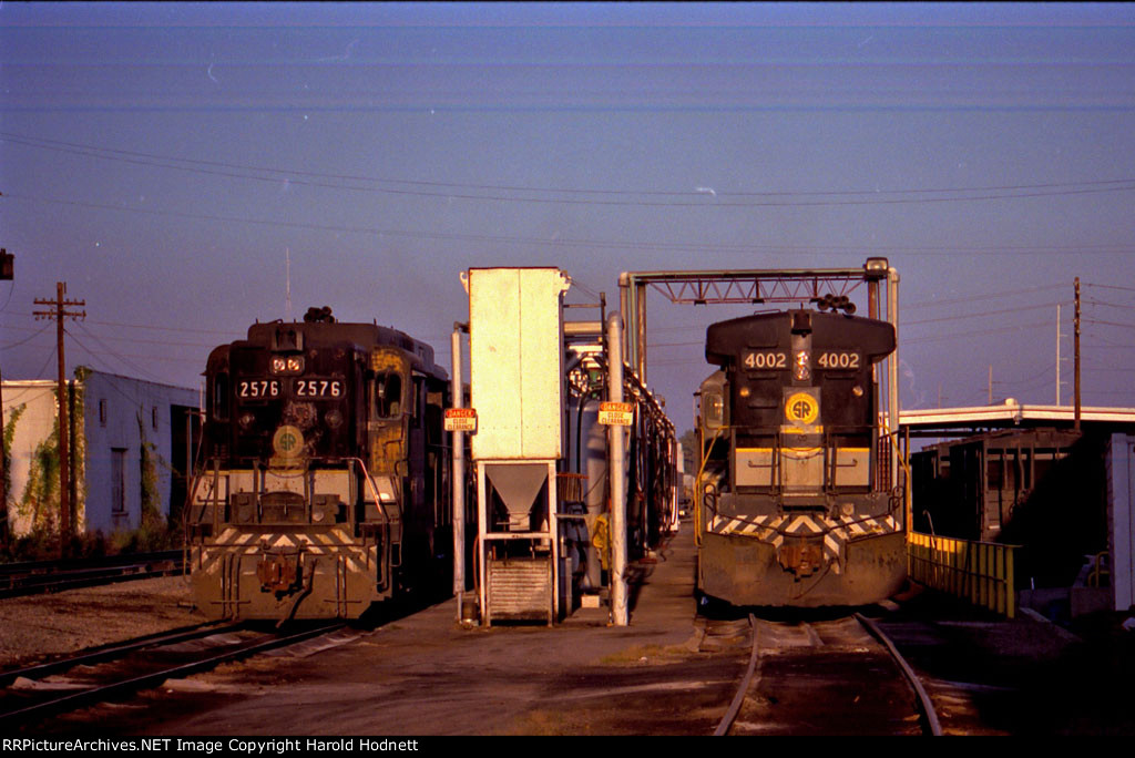 SOU 4002 & 2576 at the fuel racks late in the afternoon